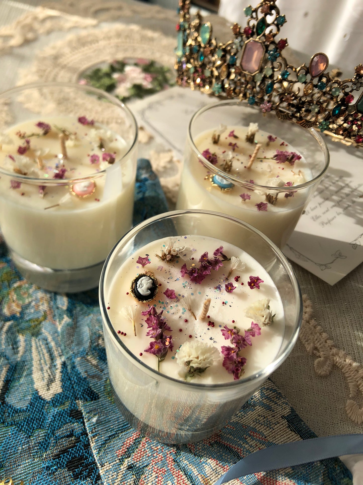 Bougie livresque « Lady Whistledown »