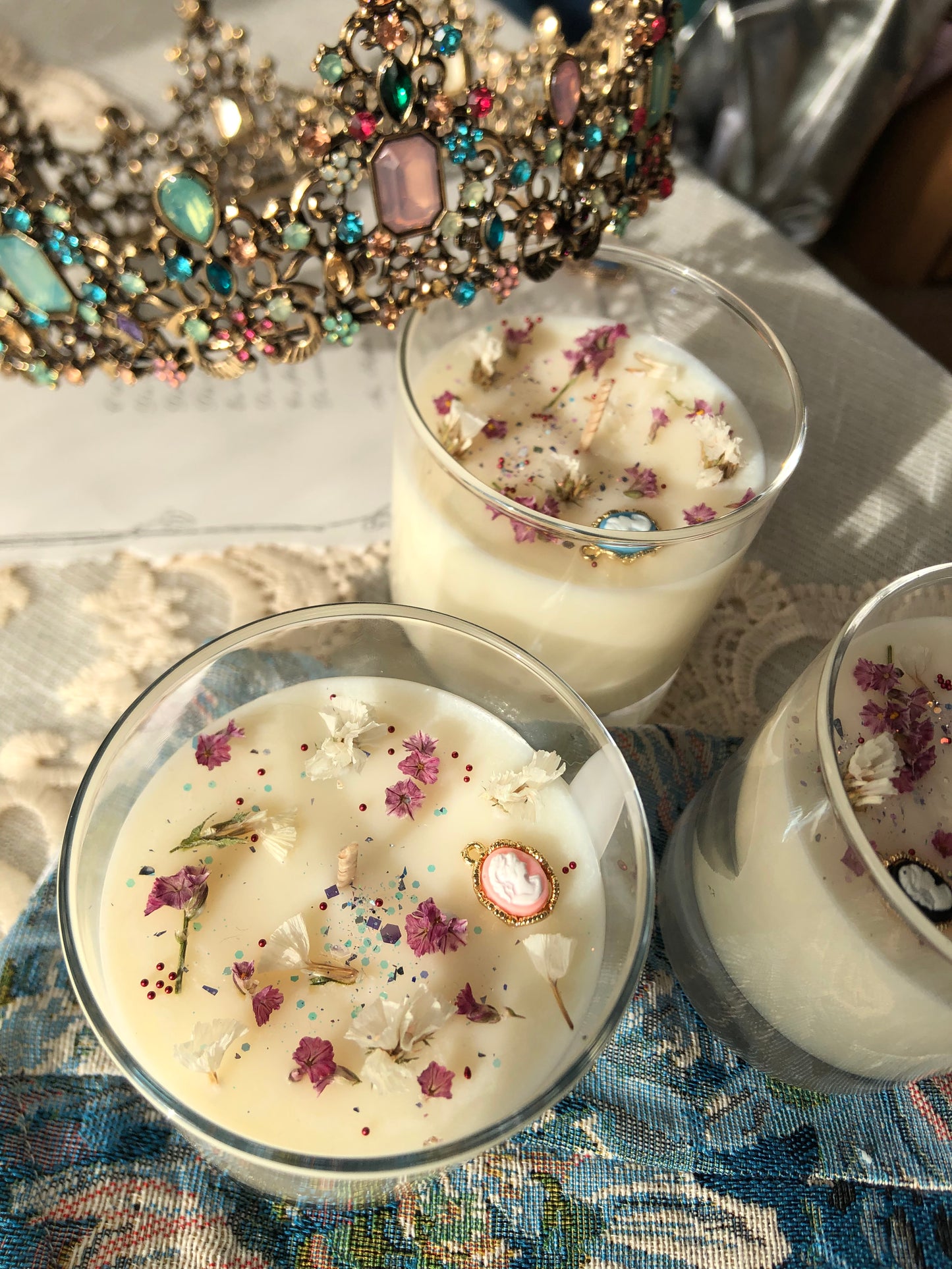 Bougie livresque « Lady Whistledown »